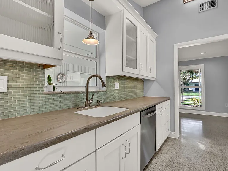 382 SE Edgewood Dr — Photo 9