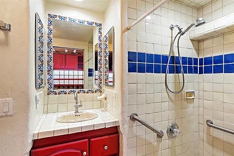 4th image of 521 Salazar St #2