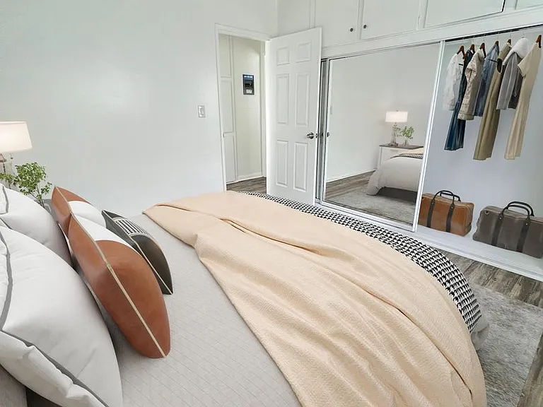 Eden Roc Apartments — Photo 20