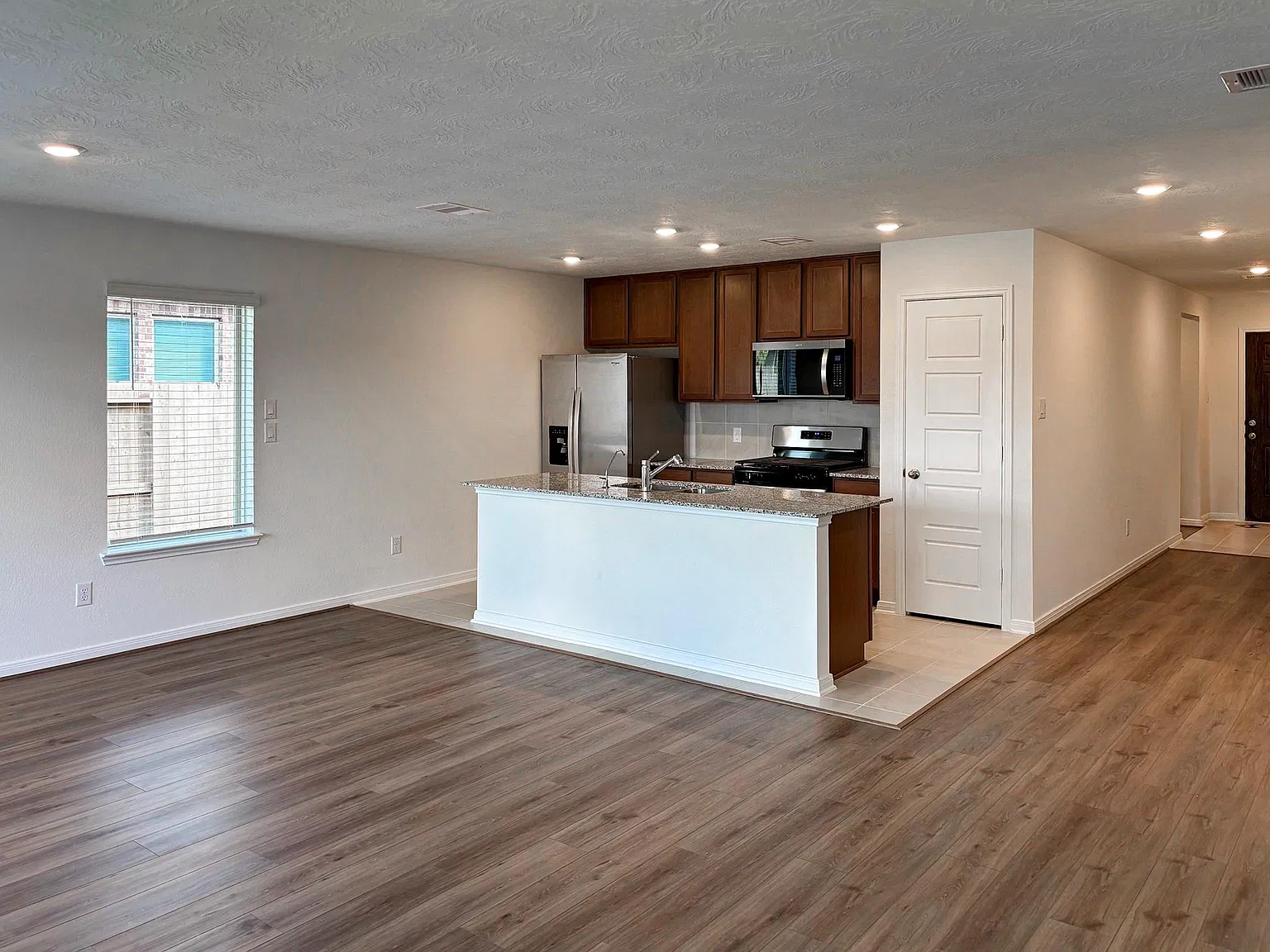 3 bed, 2.0 bath, 1675 sqft, $2,400 — Photo 2
