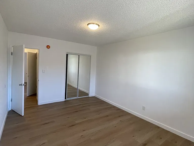 Van Ness Apartments — Photo 26