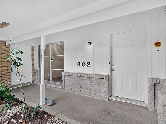 3rd image of 802 Wisteria Way