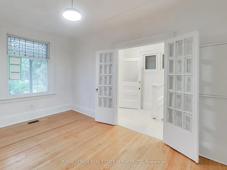 218 Montrose Ave — Photo 6