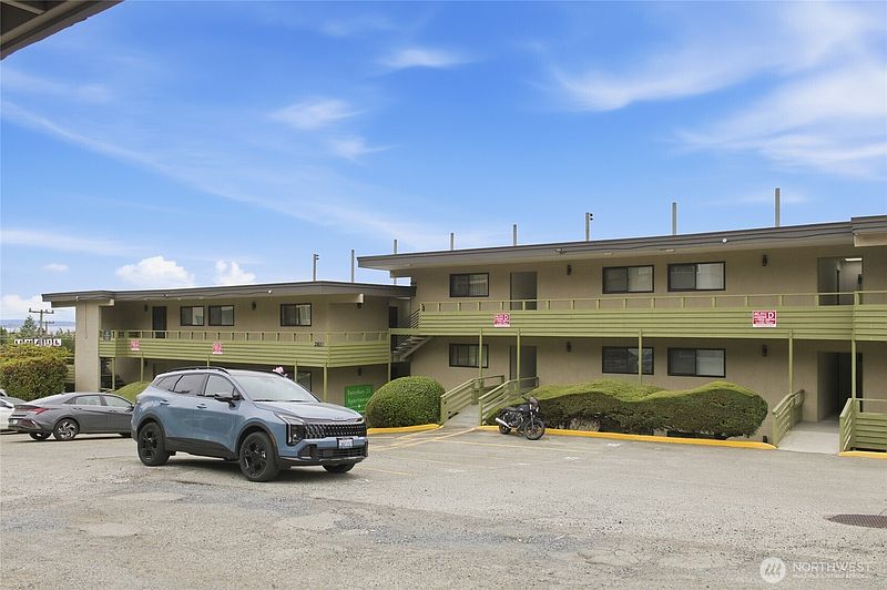 3rd image of 2820 15th Avenue W