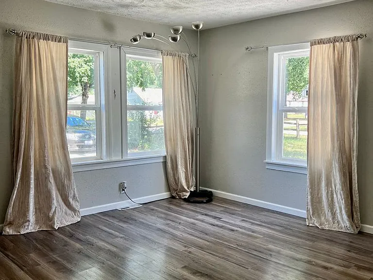 903 Anna Ave — Photo 2