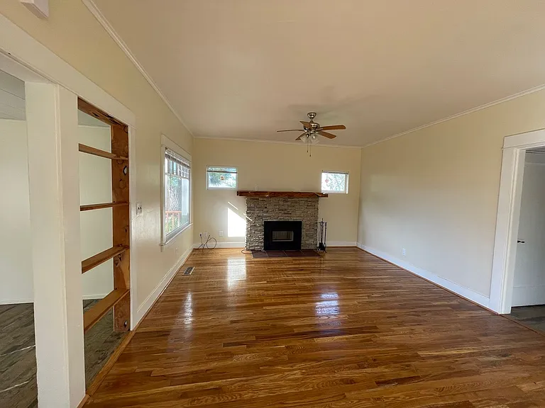 1001 Lozier Ln — Photo 5