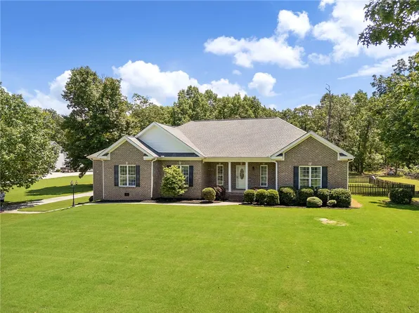 107 High Bluff Dr, Gurley, AL 35748