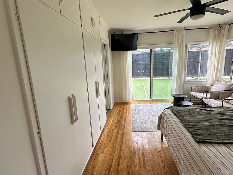 6752 Mulholland Dr — Photo 34