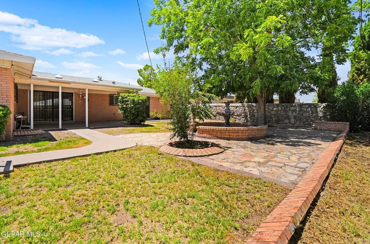 3 bed, 2110 sqft, $2,200 — Photo 2