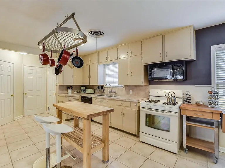 208 Braeswood Rd — Photo 9