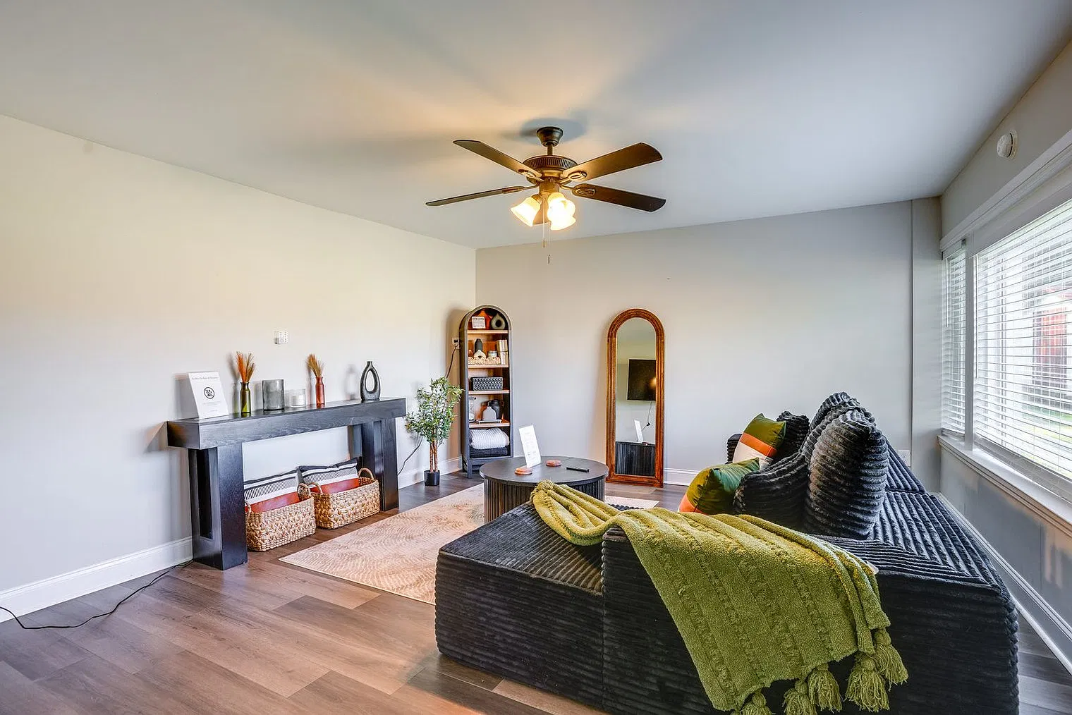 3 bed, 2.0 bath, 1194 sqft, $3,098 — Photo 2