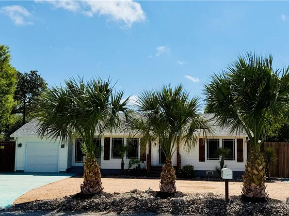 202 S 7th St, Rockport, TX 78382