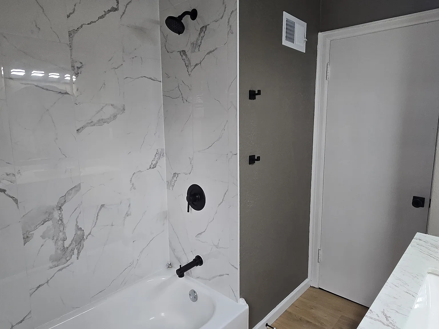 3 bed, 950 sqft, $2,300 — Photo 2