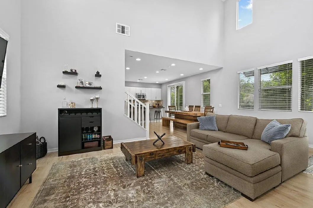 2 bed, 1637 sqft, $4,200 — Photo 3