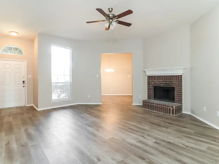 1206 Beacon Hill Dr — Photo 3
