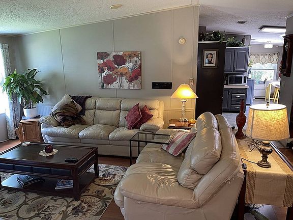 5th image of 714 Forest Ln
