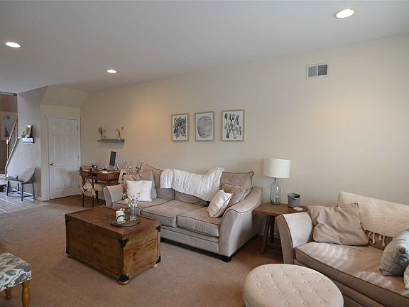 4th image of 30 Scarborough Dr