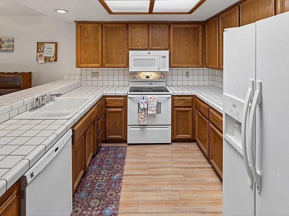 5th image of 7440 Black Tree Ln