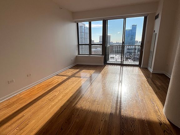 4th image of 1717 S Prairie Ave APT 1808