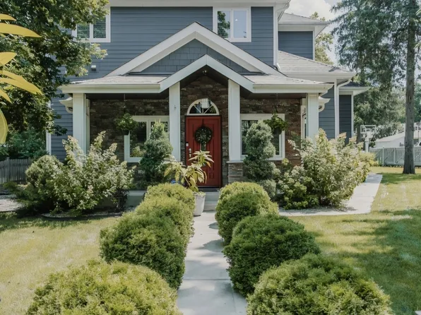 111 Grace Ln, Fox River Grove, IL 60021