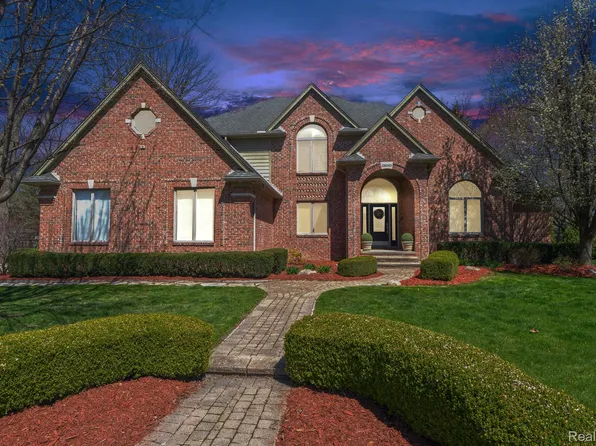 28043 Ashland Ave, Harrison Township, MI 48045