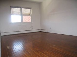 3 3rd St, Rosedale, NY 11422