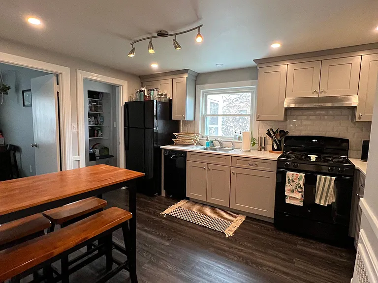 15 Surrey St #2 — Photo 2