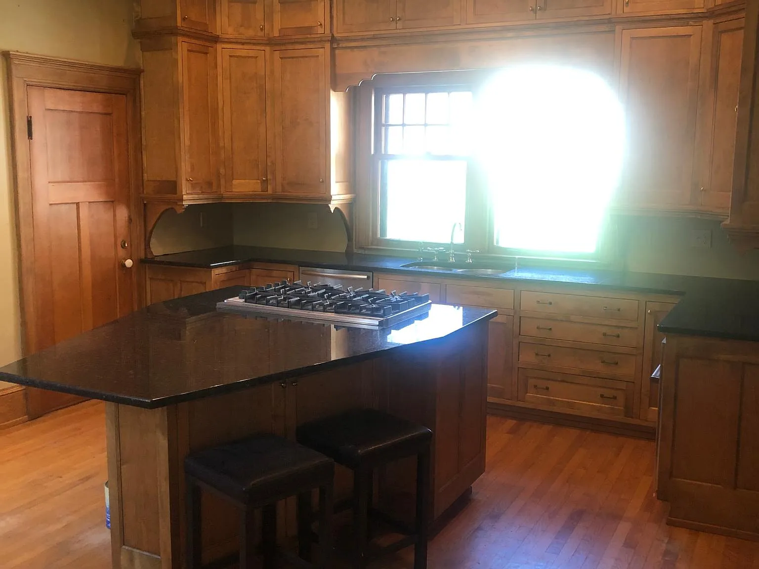 2115 N Lake Dr — Photo 2