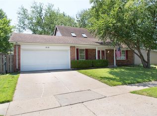 818 Forest Village Dr, Ballwin, MO 63021