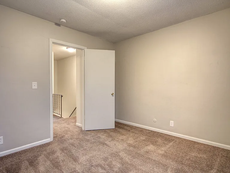 1515 Lincolnshire Dr — Photo 23