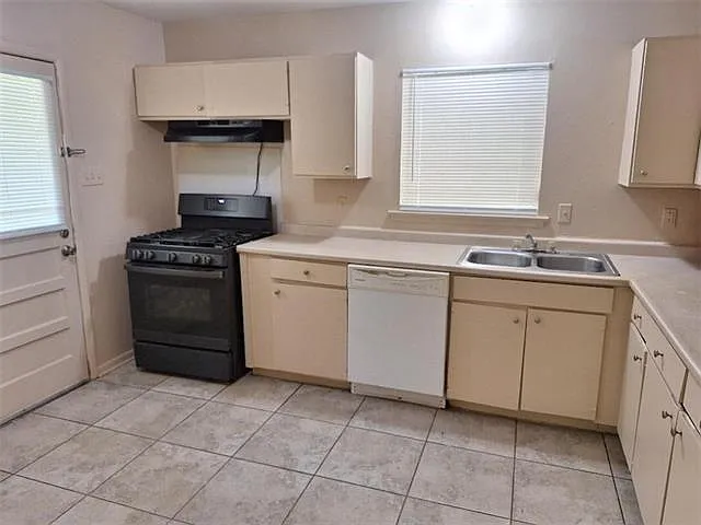 3151 Plymouth Pl — Photo 3