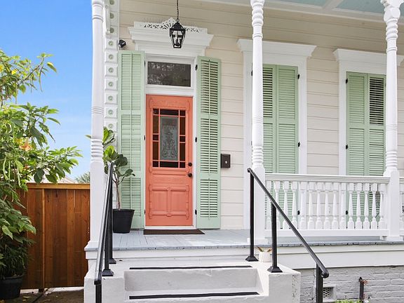 Overview of the front entrance