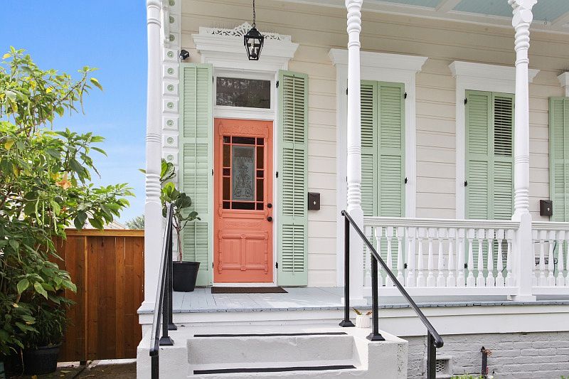 Overview of the front entrance