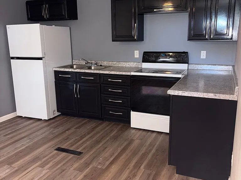 919 W Walnut St — Photo 2