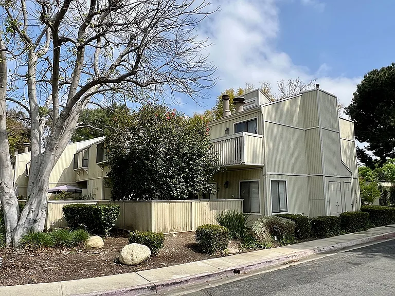 674 S Sycamore Ave — Photo 2