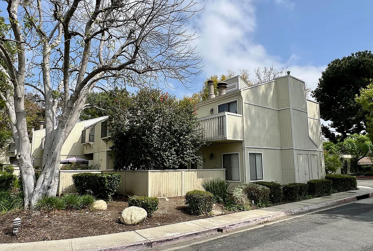 Building Photo - 674 S Sycamore Ave