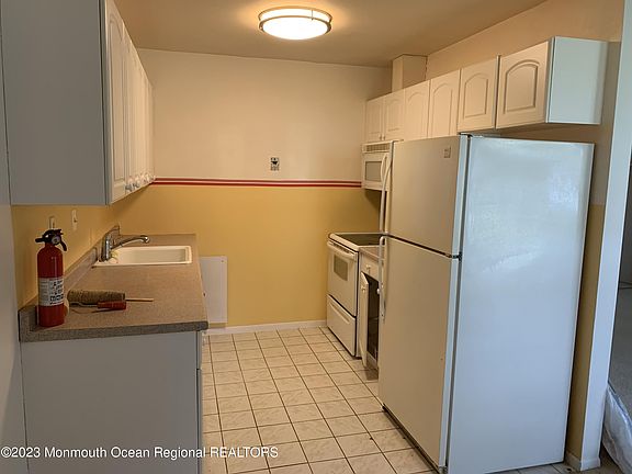 2nd image of 1245B Hamilton Court