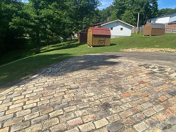 3rd image of 2803 Camellia Dr