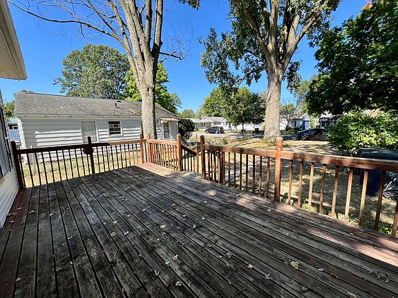 4th image of 1520 E Fox St