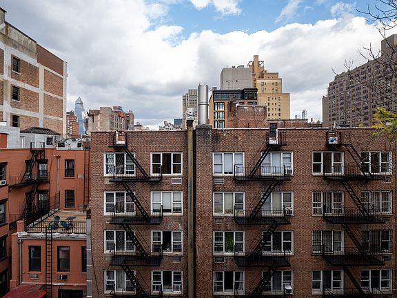 3rd image of 209 W 13th St #31