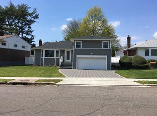 7 Irene Ln N, Plainview, NY 11803