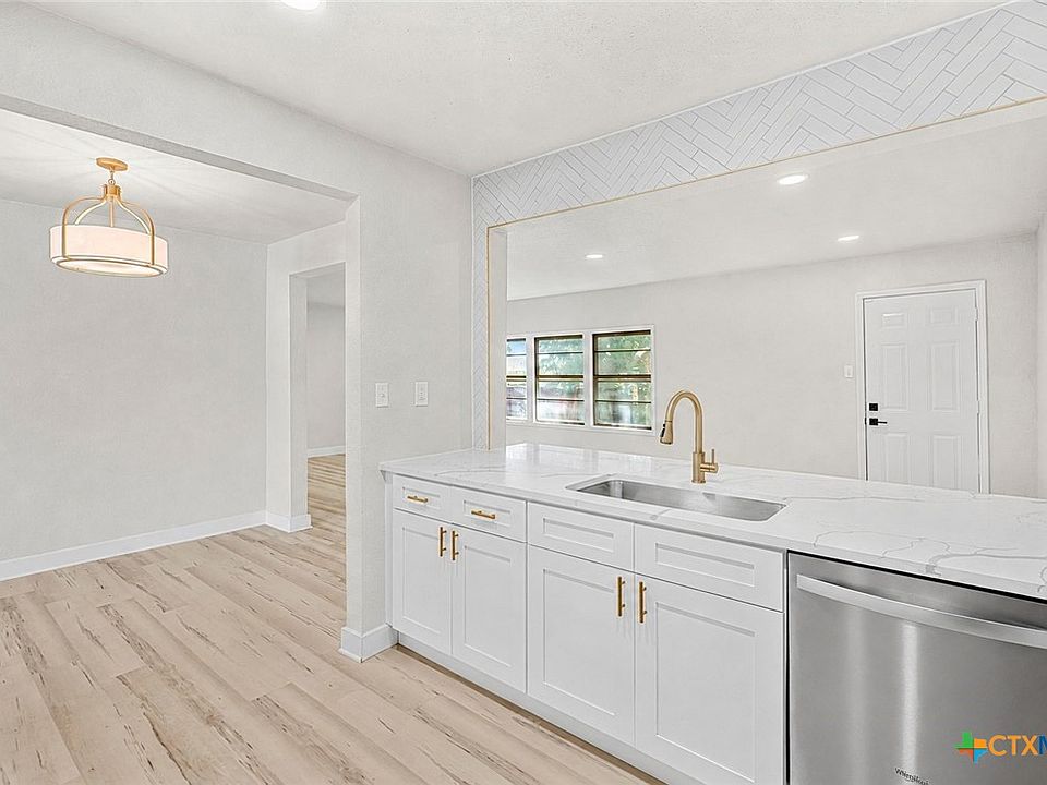 1st image of 902 W Green Ave