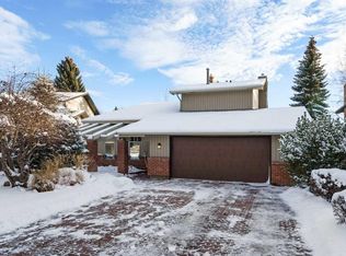 215 N Edgemont Pl NW, Calgary, AB T3A 2K1