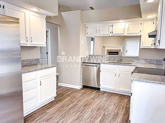 3rd image of 2476 Townsquare Dr