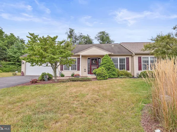 2873 Golden Villas Dr, York, PA 17408