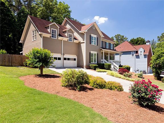 3rd image of 2368 Netherstone Dr NE