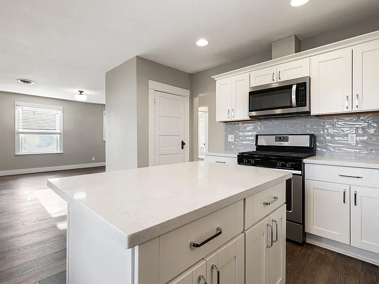 5532 N Haight Ave — Photo 4