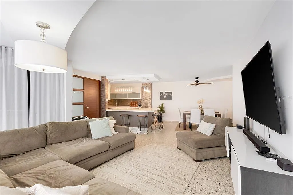 2 bed, 1.0 bath, 977 sqft, $3,000 — Photo 3
