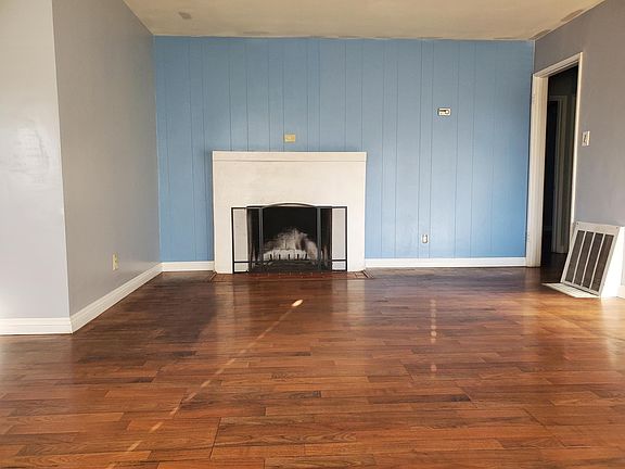 3rd image of 1690 N San Antonio Ave