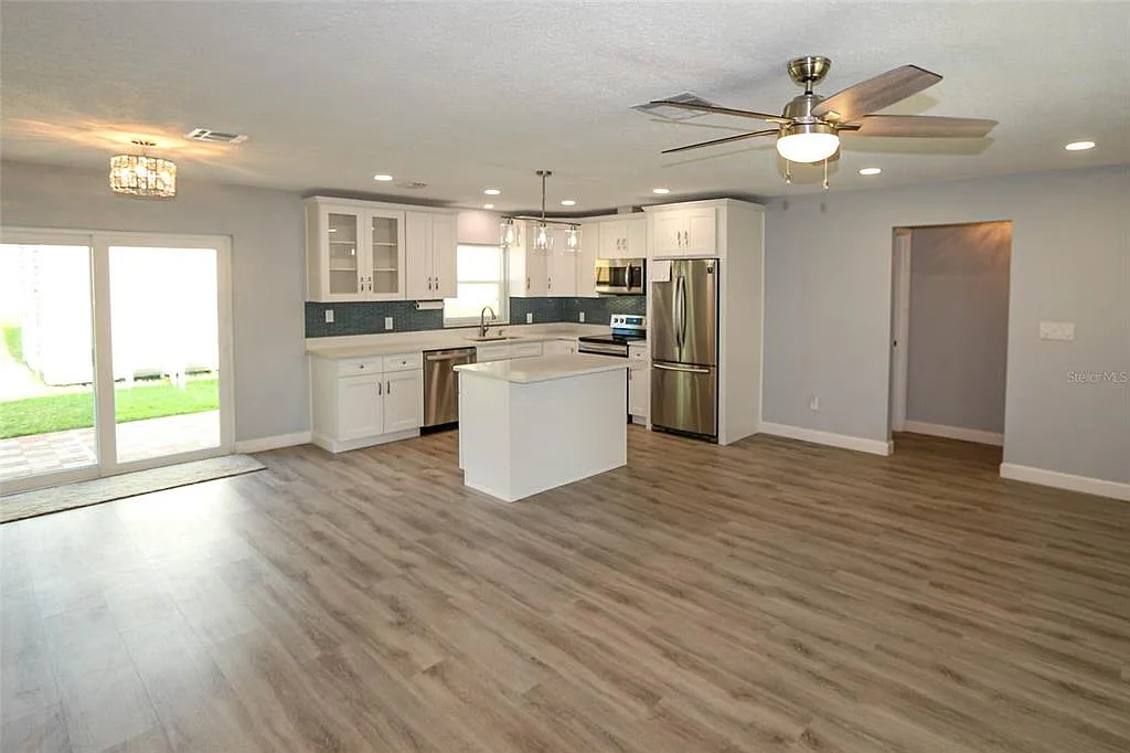 3 bed, 2.0 bath, 1222 sqft, $3,100 — Photo 3